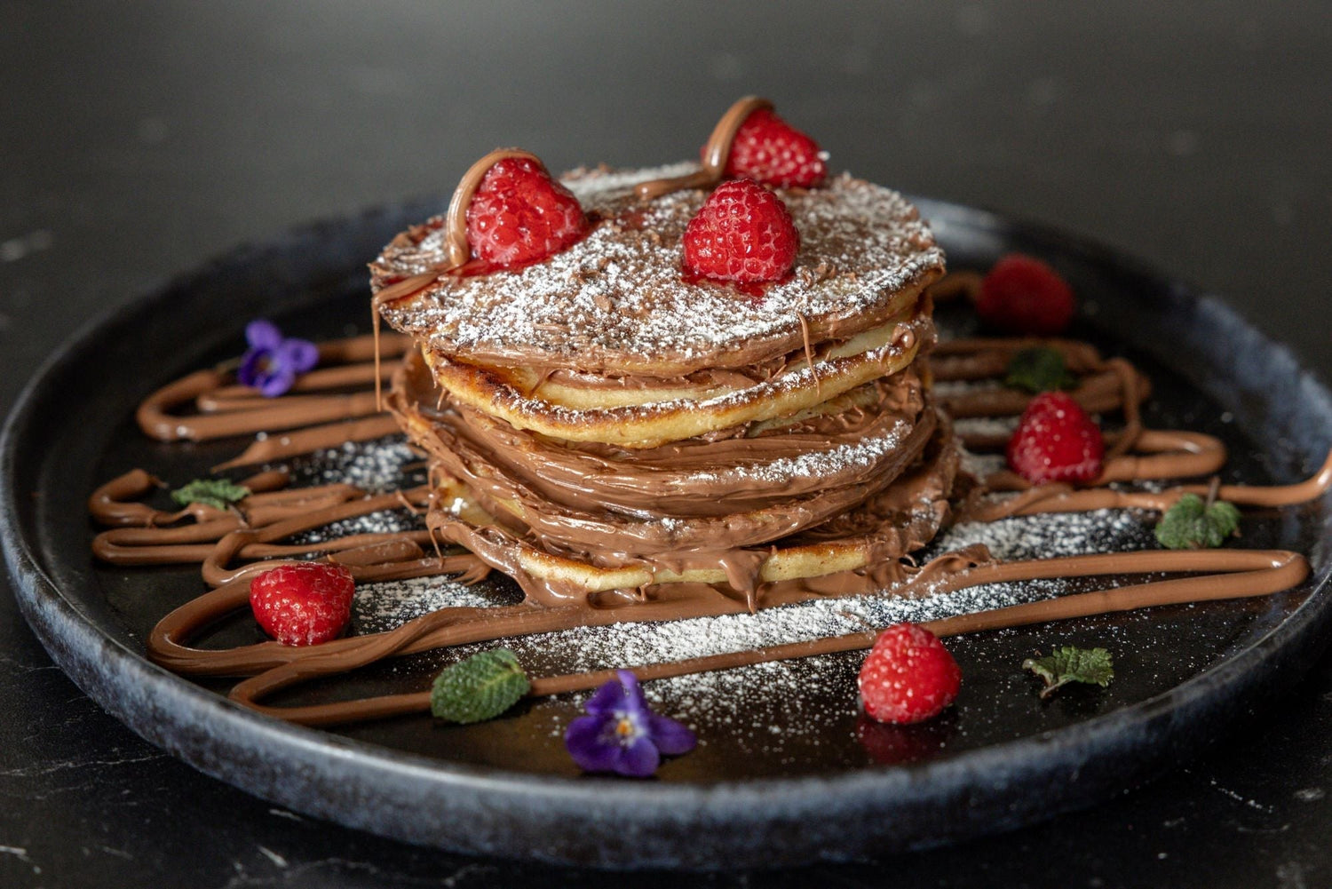 Rezept: Köstliche American Pancakes fertig zubereitet mit frischen Himbeeren