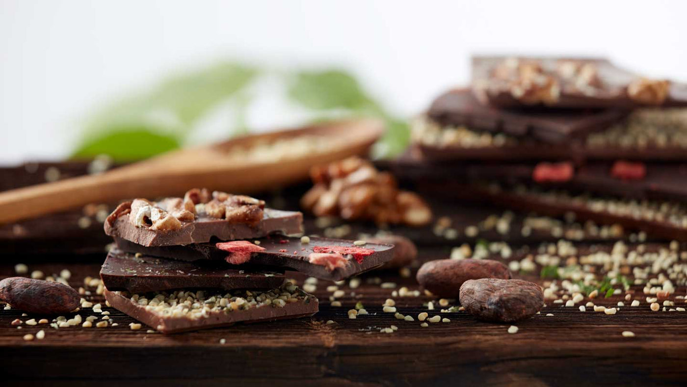 Alle Genussfux Schokoladen liegen auf einem Brett - zum Anbeißen!