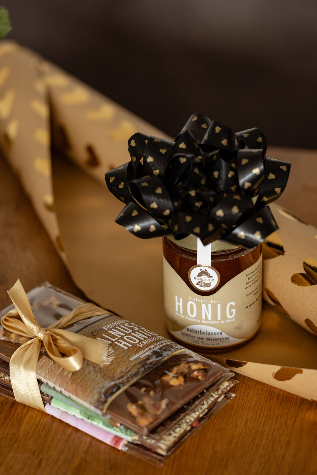 Bio-Honig als kleines Dankeschön mit Geschenksschleife verpackt