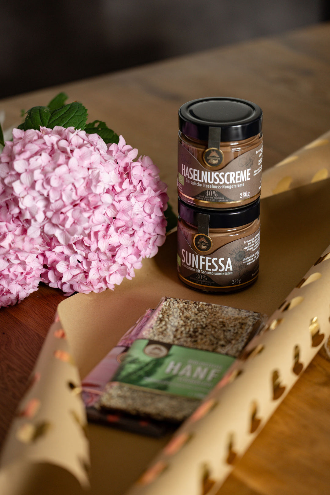Blumen und Nougatcreme von Genussfux als Geschenk für Genießer verschenken