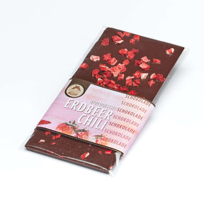 Handgegossene Bio-Zartbitterschokolade (54 % Kakao) mit getrockneten Erdbeerstücken und sanfter Chili­note, FairTrade-zertifiziert