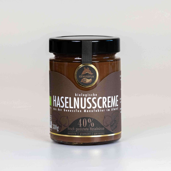 Bio-Haselnusscreme (40 % Haselnüsse) aus Österreich, palmölfrei und handgemacht in der Genussfux Manufaktur – Vorderansicht des Glases