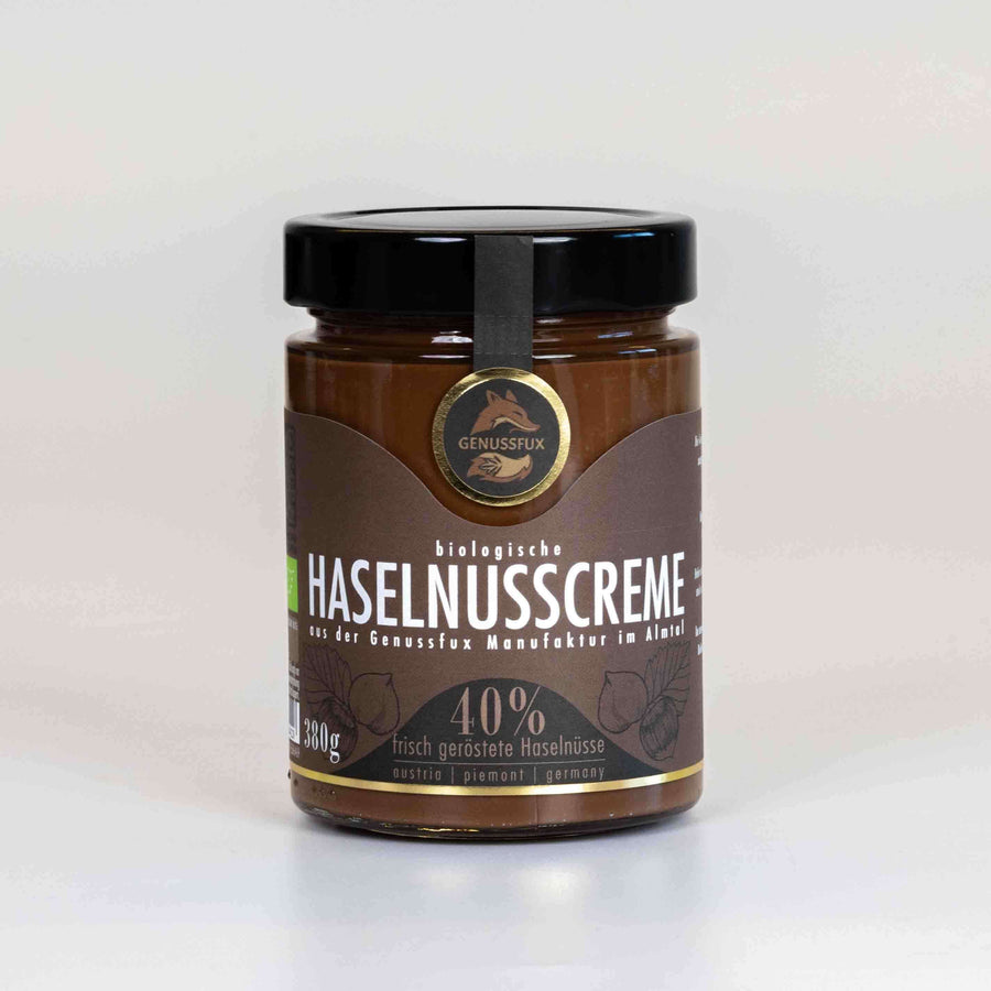 Bio-Haselnusscreme (40 % Haselnüsse) aus Österreich, palmölfrei und handgemacht in der Genussfux Manufaktur – Vorderansicht des Glases